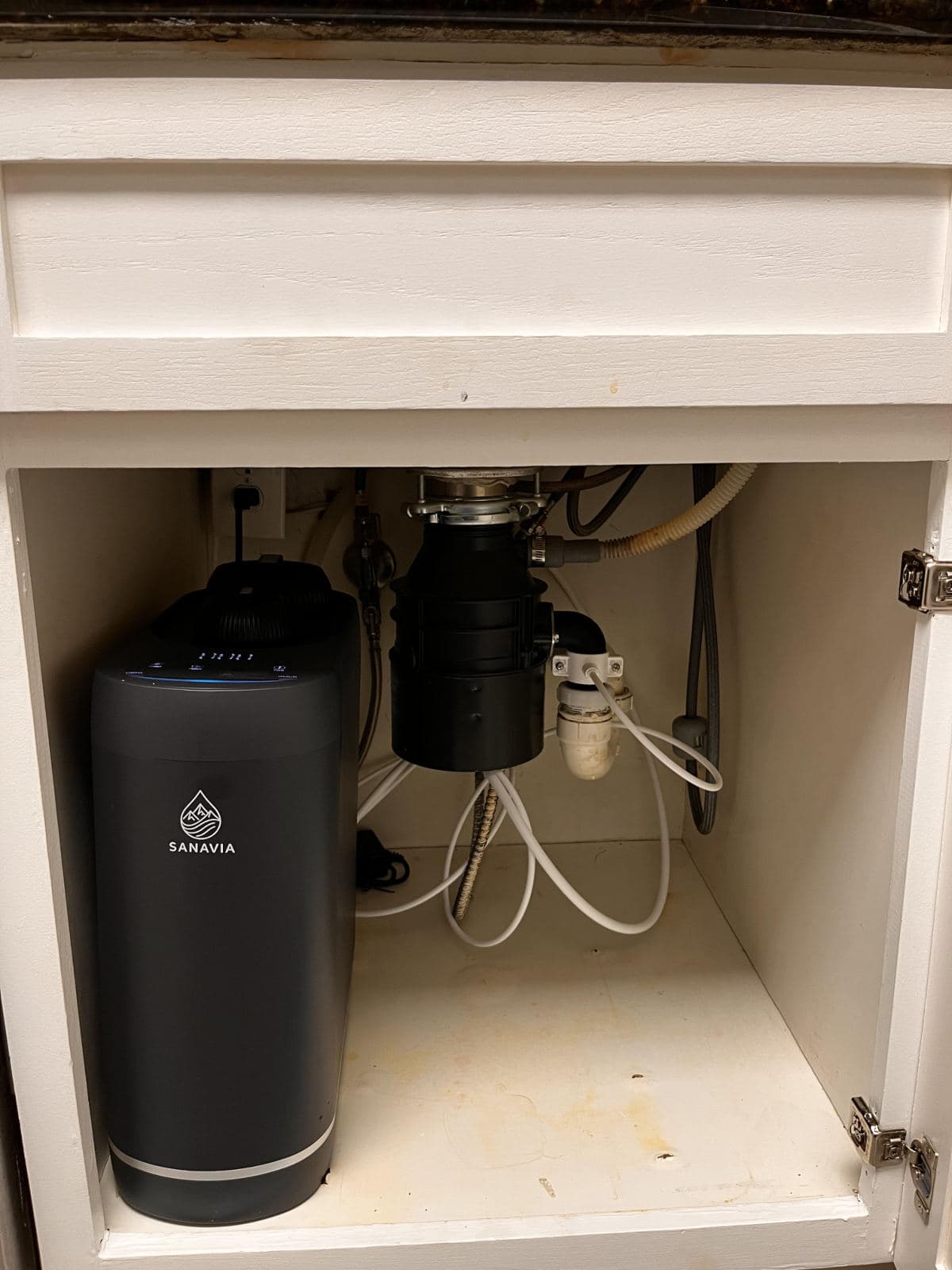 The Hydra fitted in a white kitchen cabinet